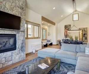 Photo 2 - Luxurious 4Br Mountain Home~No Cleaning Fees~Kids ski free!