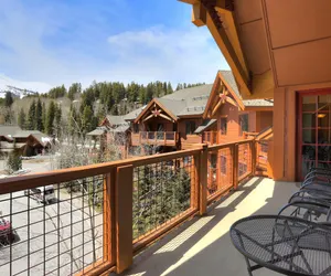 Photo 2 - 3Br Sweeping Snowcapped Views + Expansive Balcony - Sleeps 8