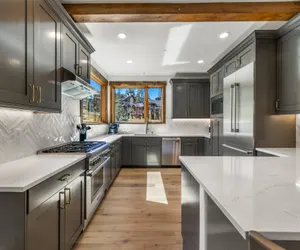 Photo 3 - Beautiful Executive Ski-In Ski-Out Rooftop Hot tub - LR962