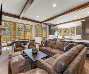 Photo 2 - Beautiful Executive Ski-In Ski-Out Rooftop Hot tub - LR962