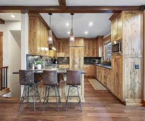 Photo 4 - Incredible Executive Private Pet Friendly Home - LR902