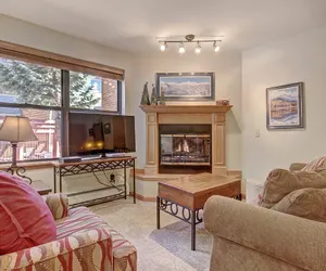 Photo 2 - Cozy  & Convenient 1Br - Just steps to Vibrant Apres-Ski 4ppl