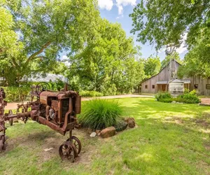 Photo 3 - Ada's Peach Street Hideaway - Whole House