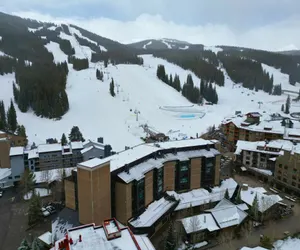 Photo 4 - Perfectly Located Hotel Room - Ski-In Ski-Out - Steps to the American Eagle/American Flyer chairlifts - MP522H