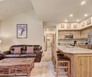 Photo 2 - Luxe Winter Townhouse - 2Br - Stroll to Gondolas + Downtown