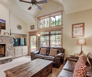 Photo 3 - Luxe Winter Townhouse - 2Br - Stroll to Gondolas + Downtown