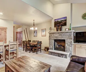 Photo 4 - Luxe Winter Townhouse - 2Br - Stroll to Gondolas + Downtown