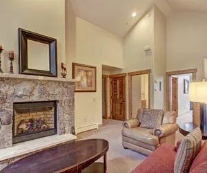 Photo 5 - Vaulted Ceilings+Rustic Luxury 2 Blocks to Main St- Sleeps 6