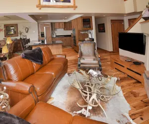 Photo 3 - Luxury Ski-in 3 Br Penthouse Inside Pines Lodge, Sleeps 8!