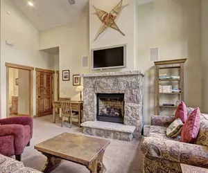 Photo 3 - Soaring Ceilings + Mins to Gondola/Apres-Ski - 2Br Sleeps 6