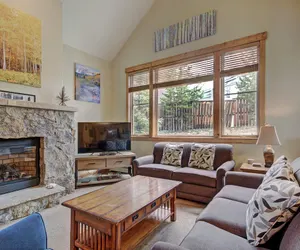 Photo 4 - Cosmopolitan Decor + Spacious 3Br in Downtown Breck Sleeps 8