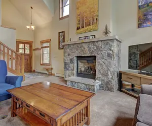 Photo 5 - Cosmopolitan Decor + Spacious 3Br in Downtown Breck Sleeps 8