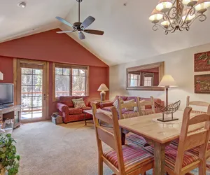 Photo 5 - Bright + Scenic 2Br - 7ppl Steps to Ski Lifts + Main Street