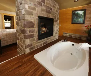 Photo 4 - Luxurious Mountain Cabin with Modern-Style Furnishing