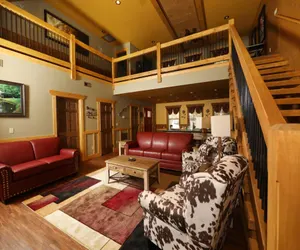 Photo 3 - Luxurious Mountain Cabin with Modern-Style Furnishing