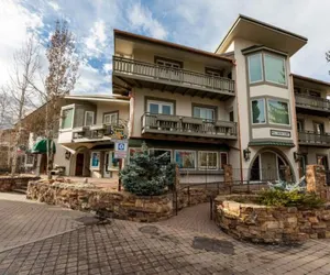 Photo 2 - Condo with Vaulted Ceiling & Amazing Mountain View