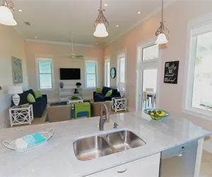Photo 5 - Coastal Cottage - Private Home Close to Beach & Bay