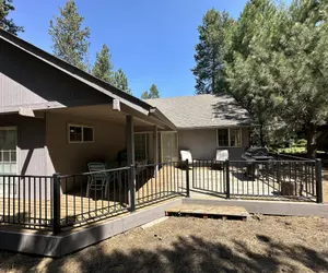 Photo 5 - Pet-Friendly 13 Ollalie Home features Double Car Garage