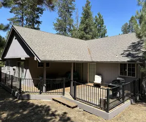Photo 4 - Pet-Friendly 13 Ollalie Home features Double Car Garage