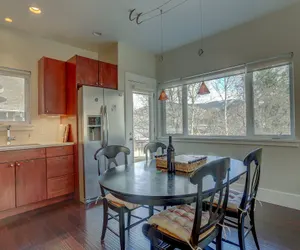 Photo 2 - Surfs Up Spacious Hood River Home - 30 Day Minimum Stay