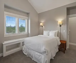 Photo 2 - Spacious Five Peaks Home with Soaking Tub and BBQ