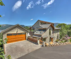 Photo 4 - Hutson's Bridgeview House with HotTub & Huge Walk in Shower - 30 day min