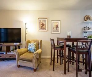 Photo 4 - Comfortable 09 Lodge Condo Minutes Away from Downtown Hood River