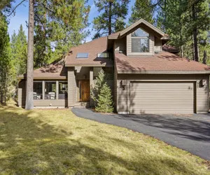 Photo 2 - 3 Tumalo Home with Wood Burning Stone Fireplace, Hot Tub, and BBQ on the Deck