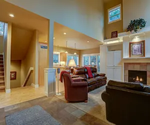Photo 4 - Big Pine Home with Hot Tub Close to Deschutes River Trail
