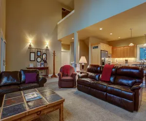 Photo 3 - Big Pine Home with Hot Tub Close to Deschutes River Trail