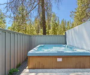 Photo 2 - 10 Tan Oak Home features Private Hot Tub and BBQ on the Deck