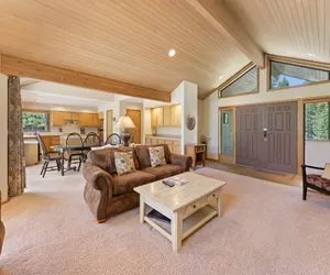 Photo 5 - 10 Tan Oak Home features Private Hot Tub and BBQ on the Deck
