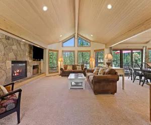 Photo 4 - 10 Tan Oak Home features Private Hot Tub and BBQ on the Deck