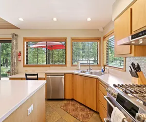 Photo 4 - 10 Tan Oak Home features Private Hot Tub and BBQ on the Deck