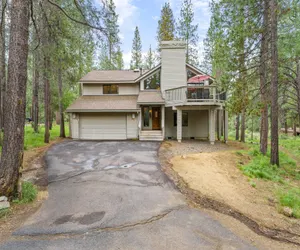 Photo 5 - 2 Quail Home Private Hot Tub, Steps from SHARC and short walk to the Sunriver Village