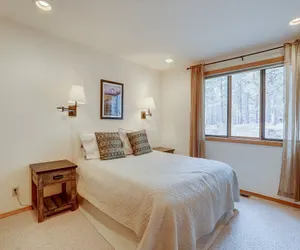 Photo 5 - 7 Cedar Private Cul-de-sac include Hot Tub with Forest View