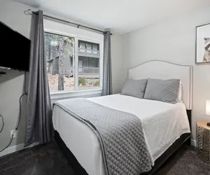 Photo 4 - 2 Killdeer Home features Private Hot Tub and Bikes to Explore Sunriver