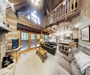 Photo 5 - Streamsong Secluded Creek View Cabin with Hot Tub and Pool Table