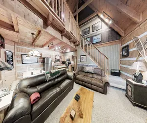 Photo 3 - Streamsong Secluded Creek View Cabin with Hot Tub and Pool Table
