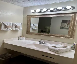 Photo 5 - Riverside 209 1BR Condo with Jacuzzi