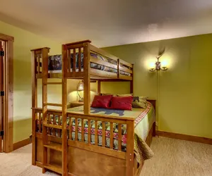 Photo 2 - Updated 2Br Condo with Mountain Views