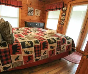 Photo 5 - Bearfoot Landing - Rustic 2 Bedroom Cabin with Hot Tub