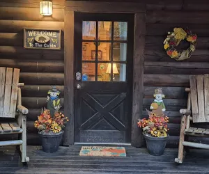 Photo 2 - Bearfoot Landing - Rustic 2 Bedroom Cabin with Hot Tub