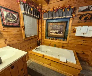 Photo 5 - Bearfoot Landing - Rustic 2 Bedroom Cabin with Hot Tub