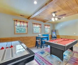 Photo 4 - Splash Mountain Lodge Chalet with Multi Arcade Game and Pool Table