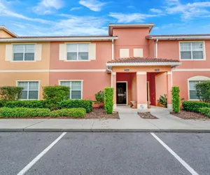 Photo 2 - 4 bedroom townhouse with a private pool!
