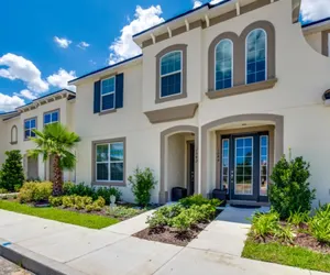 Photo 2 - Bright & Beautiful 5 Bed Town Home - Gated Resort!