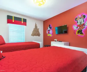 Photo 3 - Bright & Beautiful 5 Bed Town Home - Gated Resort!