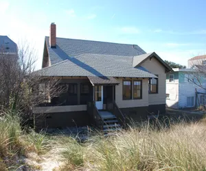 Photo 5 - TreeTop Rustic Beach Front Apartment