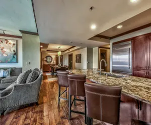 Photo 5 - Mid-Mountain Luxury At Northstar
